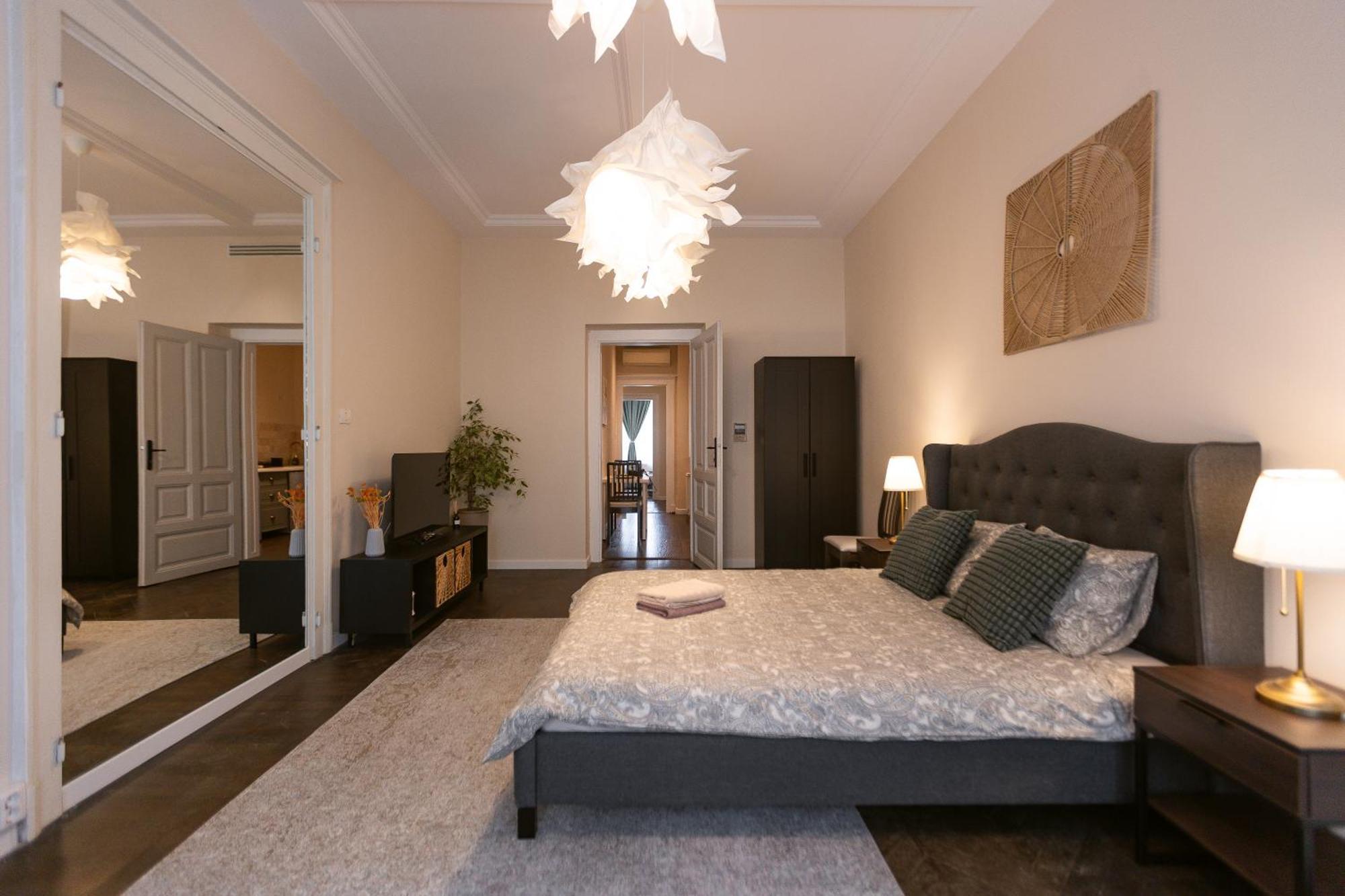 Central Charm - 2Br Apartment Timisoara Ngoại thất bức ảnh